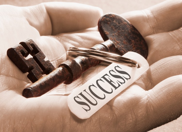 FEATURED-Hand Holding The Key To Success FEATURED-Hand Holding The Key To Success