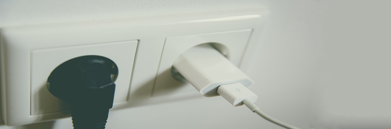 Из розетки идет вода